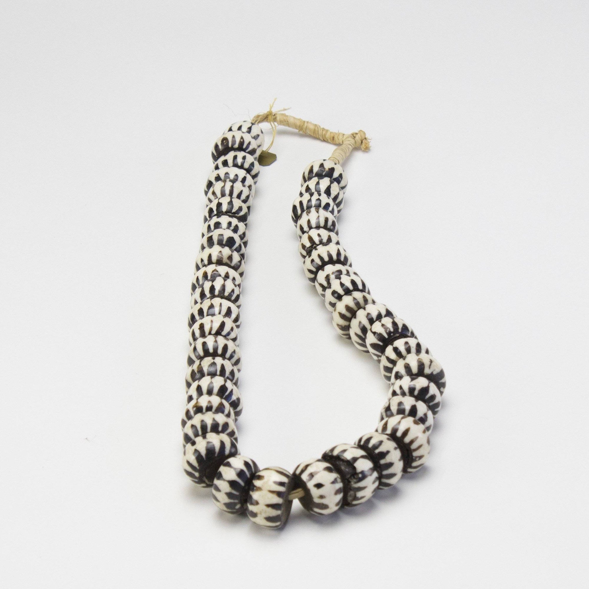 ARKA Living Malibu black and white necklace ball